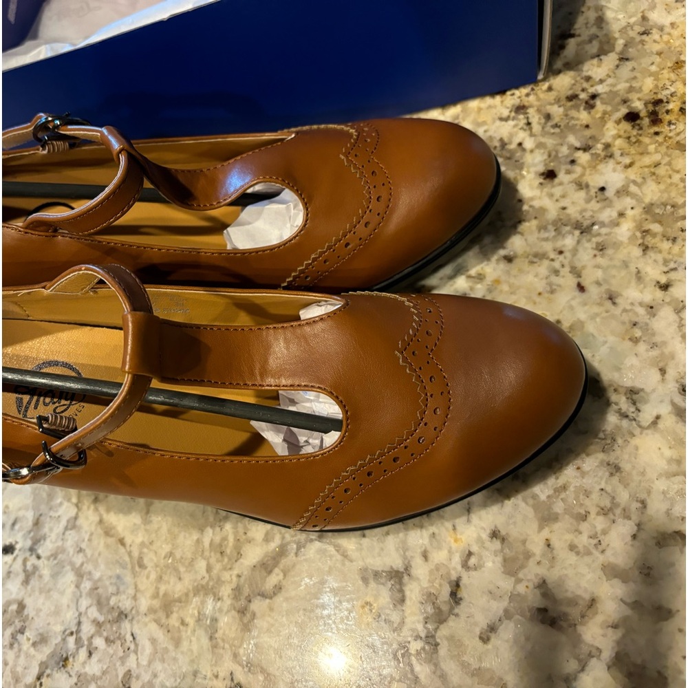 New in the box size 7 brown Trary comfort shoes.